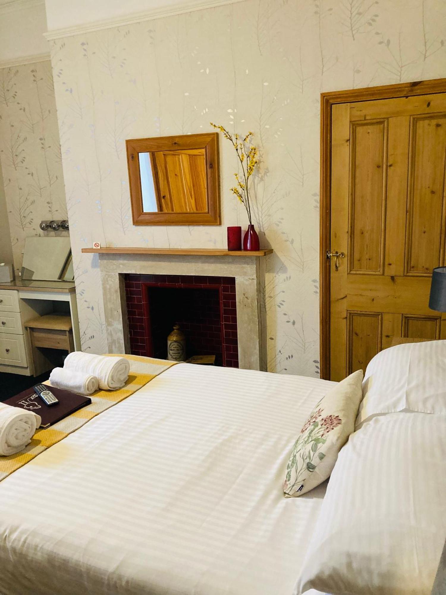 The Pathway Guesthouse Уитби Екстериор снимка